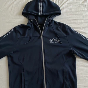 Hugo boss zip hoodie  - Fin hugo boss tröja i nyskick, inga defekter⚠️