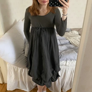 Grå klänning - Spännande klänning från rabalder med ballongkjol, nypris 900kr prislapp kvar!😇💕