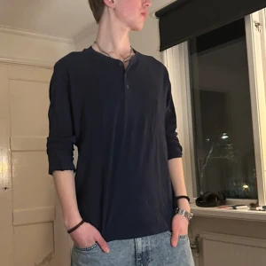 Mörk Blå Henley från Filippa K - Min killes Mörk blåa Henley från Filippa K , nypris ligger på 1000 kr. Vi kan diskutera priset och det är bara att kontakta för mer bilder 🤍