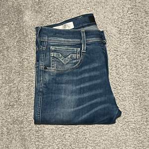Tjena, säljer mina otroligt sällsynta replay anbass hyperflex jeans. Säljer dom pågrund av att dom blivit för små. Pris går att diskuteras och vid fler frågor är det bara att skriva.