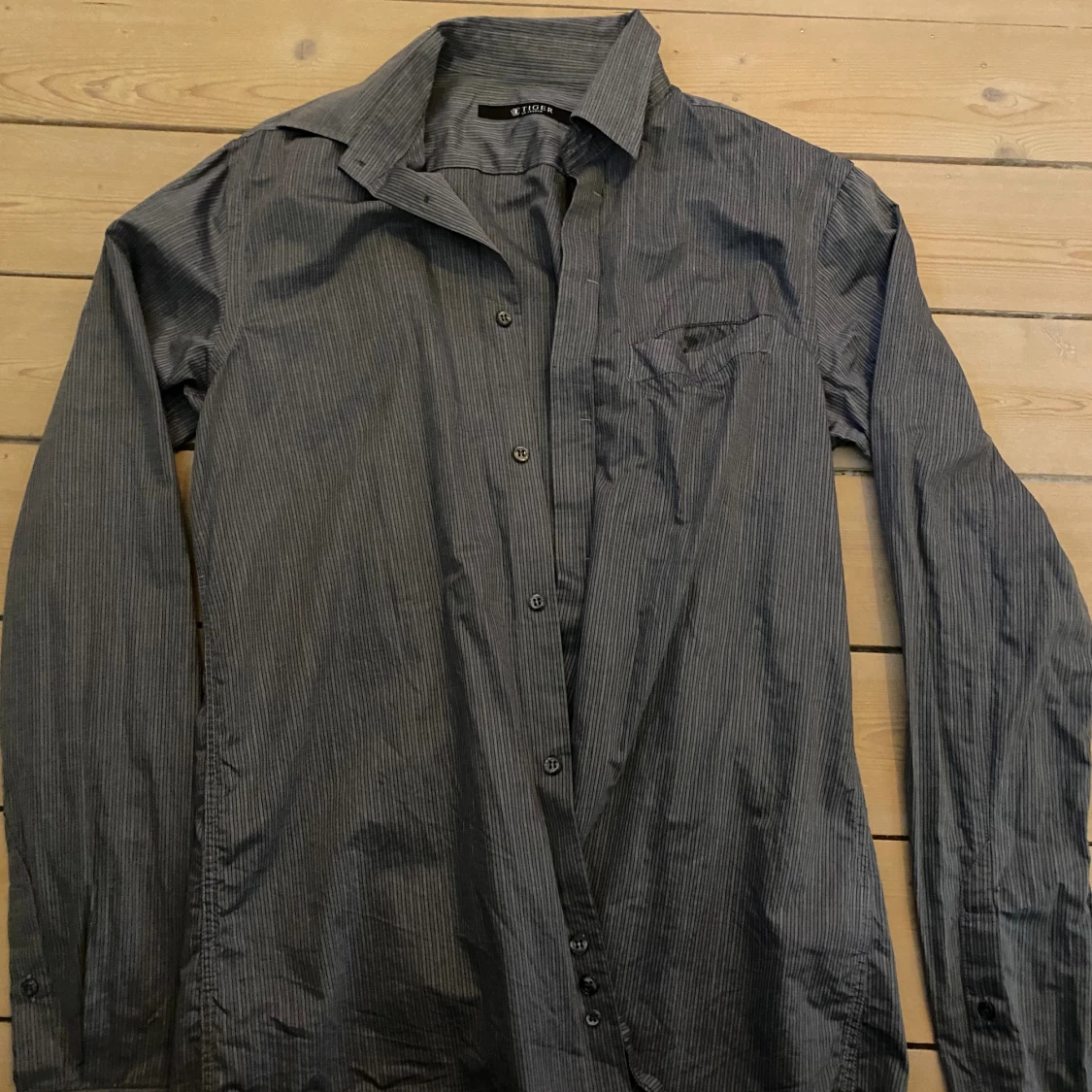 Mörkgrå randig skjorta