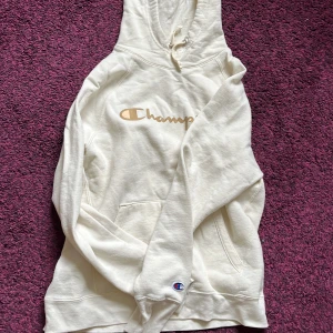 Beige hoodie - Beige hoodie från Champion. Lite nopprar. Fin och skön. Liten i strl. Känns som S. Pris diskuterbart 😃🌞❤️