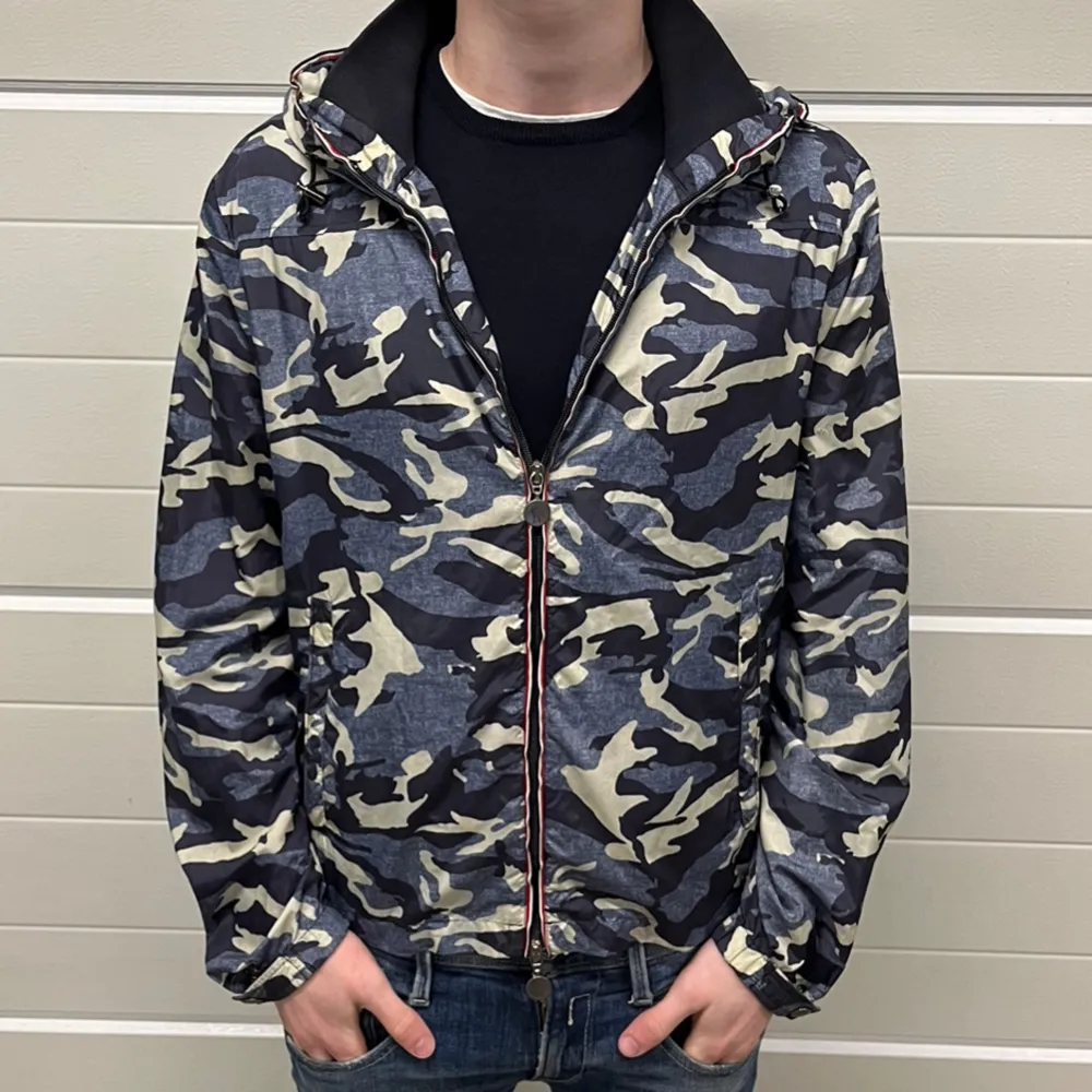 Moncler windbreaker i camo. Sjukt unik och cool! Storlek 2 vilket motsvarar S/M, modellen på bilden är 178cm lång. Cond 8/10, en lagning på armen som är gjord av proffesionell skräddare så synns ej. Inget OG tillkommer men givetvis äkta, pris 3399kr. Jackor.