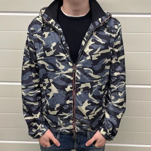 Moncler windbreaker  - Moncler windbreaker i camo. Sjukt unik och cool! Storlek 2 vilket motsvarar S/M, modellen på bilden är 178cm lång. Cond 8/10, en lagning på armen som är gjord av proffesionell skräddare så synns ej. Inget OG tillkommer men givetvis äkta, pris 3399kr