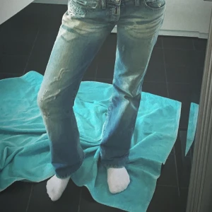 Lågmidjade Replay jeans - Säljer dom här jätte fina Replay jeansen som är köpta här på Plick men då dom tyvärr var för små.  Dom har några små fläckar under fickorna som du kan se på andra bilden, annars är dom i fint skick.  Bilderna är lånade så kom privat för fler bilder💕