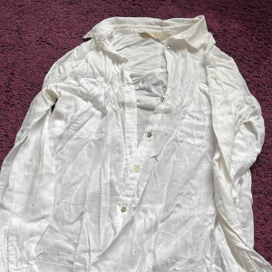 Vit skjorta - Vit skjorta perfekt till sommaren! Två fickor framtill, knappar och krage. Fint skick. Pris diskuterbart 💕❤️