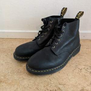 Fina dr martens ambassador i storlek 46. Säljes då de känns för stora för mig och jag därför aldrig använder dem. Använt 4-6 ggr