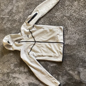 nike tech fleece - storlek s, fint skick. lite repig på själva dragkedjan men inget man märker.