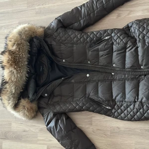 Jacka dam  - Använd några gånger för 3 år sedan  Kan förekomma någon mindre slitage/fläck, inte kemtvättad