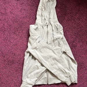 Grå zipup  - Grå zipup hoodie från Even & Odd! Lite nopprar men märks knappt. Jätteskön. Säljer pga för liten. Pris diskuterbart ❤️🫶