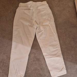 Vita jeans från h&m. Använd typ 1 gång 