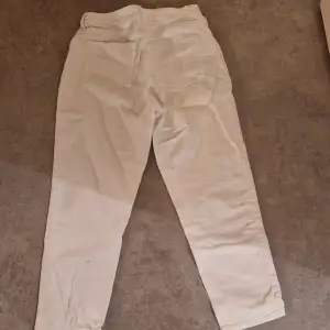 Vita jeans från h&m. Använd typ 1 gång 