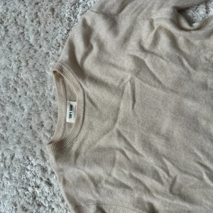 Beige softgoat tröja - Beige tröja från soft goat som inte kommer till användning. Den är i storlek 170 men skulle säga att den passar en xs-s