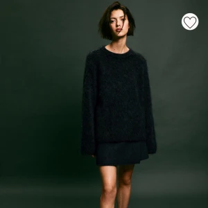 Stickad tröja HM - Helt slutsåld stickad tröja i mohair från HM. Mörkgrå. Knappt använd nypris 700 kr. Storlek XS men passar S. SÄLJER LIKADAN I MÖEKGRÖN