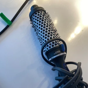 Björn Axén värmeborste - Använd 2 gånger. Tvättas noga innan köp. Priset är + frakt. Priset är ej sänkbart!! Använd inte köp nu utan kontakta mig privat vid intresse💕💕