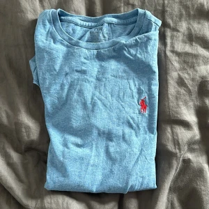 Polo Ralph Lauren t-shirt  - Säljer nu denna polo Ralph Lauren t shirt då den ej passar mig längre. Storleken är S men passar XS. Tishan är använd ett fåtal gånger och är i dunder skick!