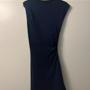 Oanvänd tajt klänning - Klänning från Zara.  Sömmar på ena armen och ena sidan, figuren är väldigt fin!  Oanvänd. Storlek M men passar S. 