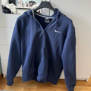 Blå kofta - Blå Nike kofta, inga defekter, säljer för att den inte kommer till användning