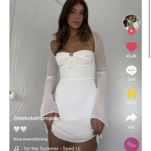 Vit klänning (lappen kvar!) - Oanvänd klänning, perfekt för studenten, studentskivan, white party m.m. Det är en dupe för den virala klänningen på bild 1. Size 2 = xs. Nypris: 1050kr med tull. Säljer för den inte kom till användning under studenten! Skriv för fler bilder/frågor💕