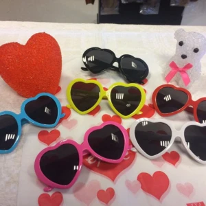 Hjärta Solglasögon  - UV 400 , CE  Helt ny  Passa undgomar och tjejer  78kr/st 