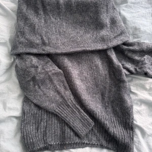 Stickad off-shoulder tröja  - En mörkblå stickad off-shoulder tröja som aldrig är använd då jag fann en annan liknande. Prislappen är fortfarande kvar och därmed ges endast en liten rabatt. 