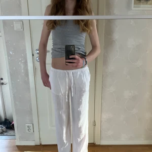 Linnebyxor - Dessa linnebyxor är andvända få gånger då det krympte i tvätten. De passar perfekt i på mig som brukar ha xs i midjan men tyvärr för korta i längden.De har ett litet hål som jag lagar innan jag skickar ut dom.