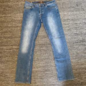 Ett par riktigt snygga Morris jeans. Storleken är 34:34 men passar även 32:32. Inga skador eller liknande. Hör av er vid frågor eller funderingar! 