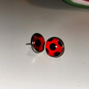 Ett par örhängen som ser exakt ut som örhängena Ladybug har i Miraculous för 12kr:))