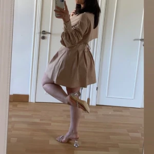 Långärmad klänning   - Långärmad klänning från Bershka, använd ett fåtal gånger och är i superbra skick. Den är i storlek 38 men går och använda till 36 då det går att justera den med snören som sitter längst på ryggen. Pris kan diskuteras. 