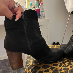 stövletter  - jätte fina stövletter som är använda 1 gång innan. köpte dom på second hand för 400 kr men säljer dom för 200. 