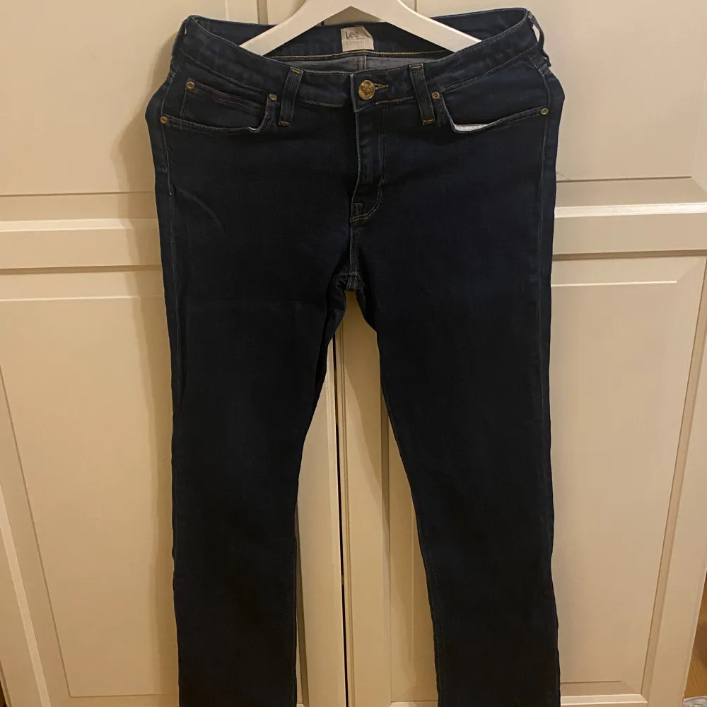 Denim lee jeans så snygga och trendiga. Passar till allt. Har så bra passform och är värkligen jätte bekväma! . Jeans & Byxor.
