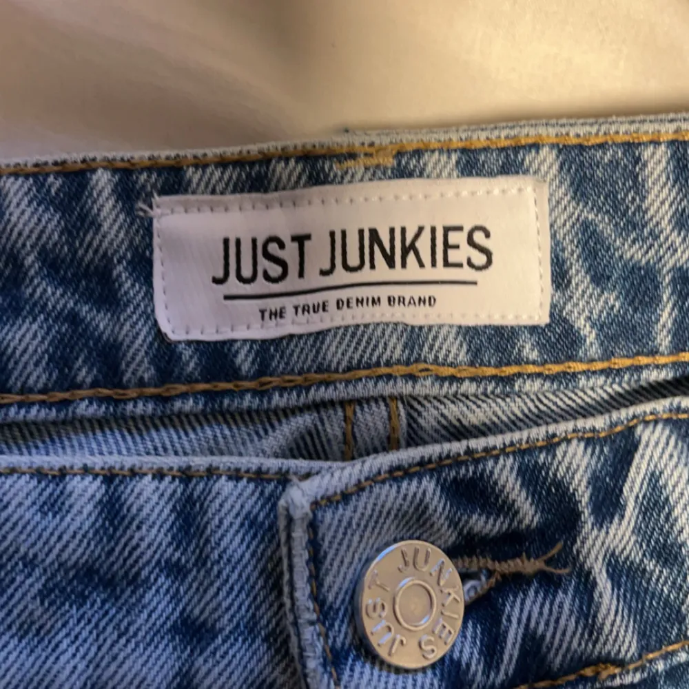 Säljer dessa jeans ifrån just junkies🤩 tvär snygga o sköna nu till sommaren då dom är pösiga🔝 strl 32, hör av vid frågor🗣️. Jeans & Byxor.