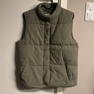 Väst från Neo Noir - Jättefin väst från NEO NOIR, den är oversized i modellen så passar S också💚 Kom inte till användning längre  Tryck på köp💚