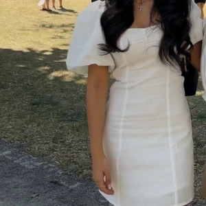 Vit sommarklänning🤍 - En vit sommarklänning som du kan ha inför studenten eller andra tillfällen, endast använd en gång!