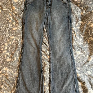 Lågmidjade jeans - Låggmidjade jeans med fina detaljer. Köpt på brandy Melville. Bra skick!🌸