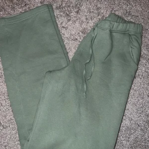 LXA BYXOR - Säljer ett par grön mjukisbyxor från LXA. Aldrig använda! Köparen står för frakten🩷
