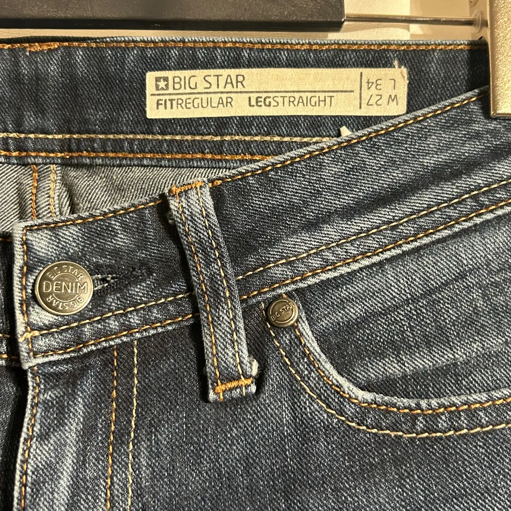 Säljer dessa raka jeans från big star storlek 27/34. Raka låg midjade  Innerbenslängden 82 Total längd 101 Midjemått 39. Jeans & Byxor.