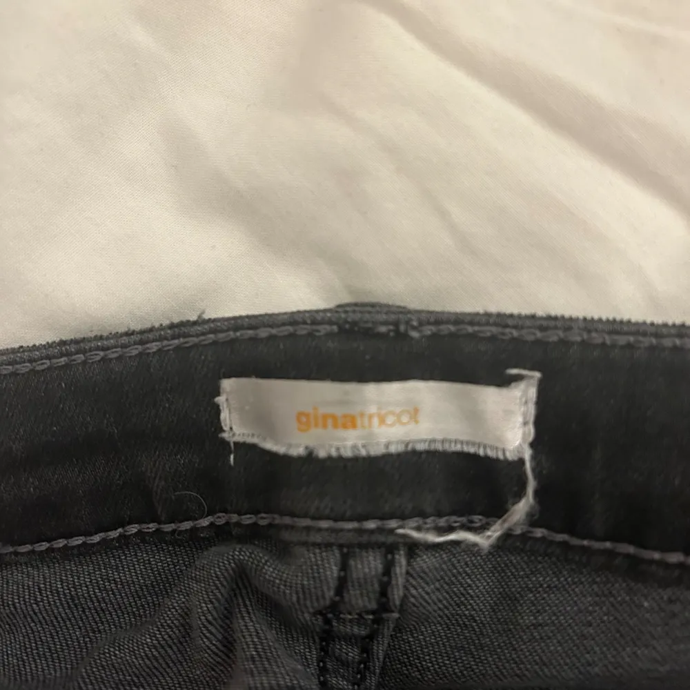 Lågmidjade jeans från young Gina storlek 152, bra sick men pyttelite slitna längst ner på byxan (kolla bild) . Jeans & Byxor.