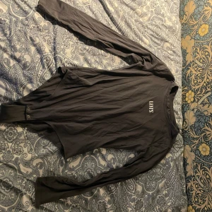 Levis body - Det är en grå långärmad body från Levis i bra skick