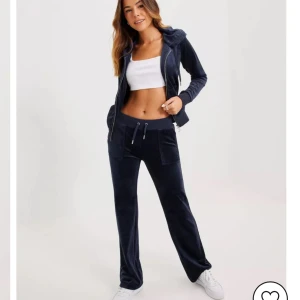 Juicy Couture set - Intresse koll på mitt mörkblåa Juicy Couture set. Skriv vid intresse❤️ kom med prisförslag 