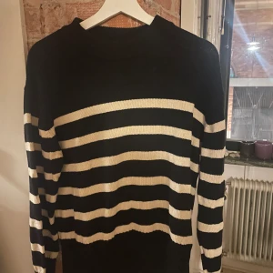 Stickad tröja  - Mörkblå randig tröja med vita ränder från Gina tricot 