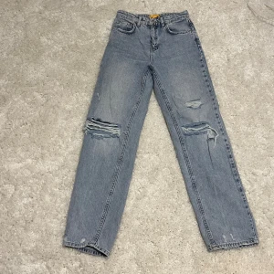 Jeans med hål - Gina Tricot  - För små för mig. Är i fint skick!