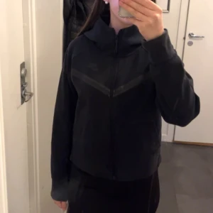 Nike tech - Helt okej skick, inte mycket använd, men tvättad ett par gånger så färgen är lite urtvättad samt en jätte liten sömn har gått upp på ena armen🩷