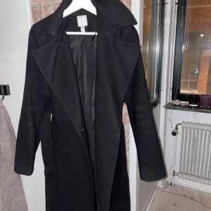 Kappa  - Svart-kappa från Hm