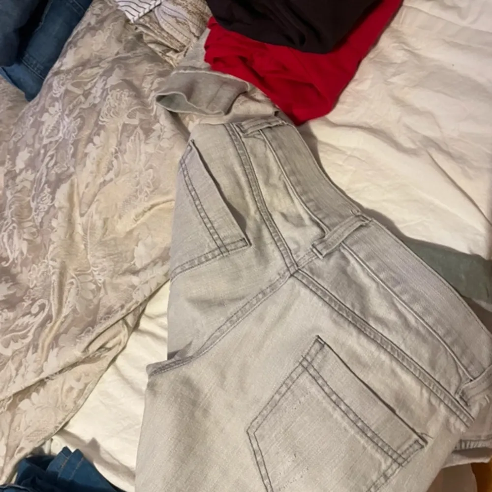 Super snygga jeans med låg midja samt rand på sidan. Super snygga!! Storlek 36🤗. Jeans & Byxor.