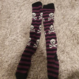 Emo strumpor - Emo strumpor köpta på bluefox för 2 år sen men fortfarande i fint skick💞 Köpta för 80, säljer för 50💞