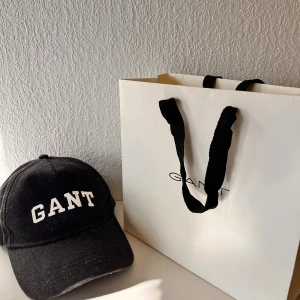 Gant keps  - Tjena! Säljer denna keps som är köpt för ca 4 år sedan i tyskland, kepsen är i 10/10 skick och har aldrig används, dock har den lite damm som går att tvätta bort hur enkelt som helst! Hör gärna av er vid fler frågor😁