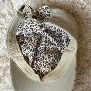 2000s skärmkeps  - En 2000s keps från Quicksilver Tryck på köp nu, priser kan diskuteras