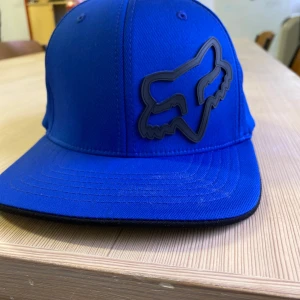 Fox keps -  En helt ny Fox keps är vanligtvis tillverkad av högkvalitativt material som ger en bekväm passform och har ofta det ikoniska Fox-logotypen framtill. Den har en rak skärm för solskydd. Pris kan diskuteras vid snabbt köp🐊🐊