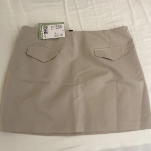 Kjol med fickor - Ny kjol från hm köpt för 199 kr